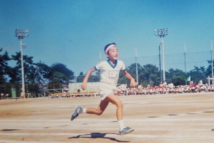 子供が外で遊ぶ様子
