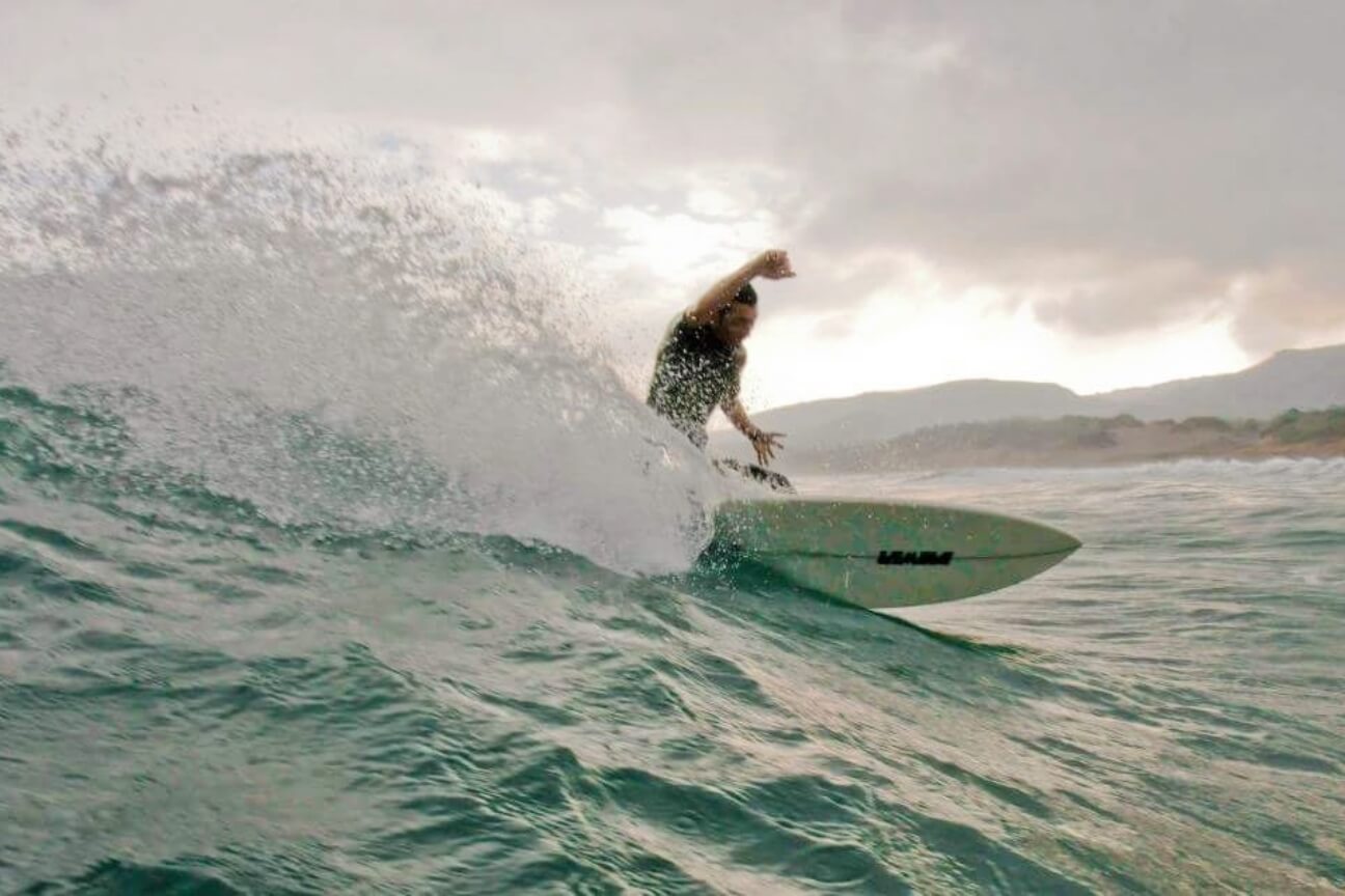 サーフィンをしている画像